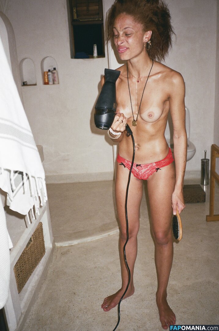 Adwoa Aboah Desnudo Foto filtrada #9