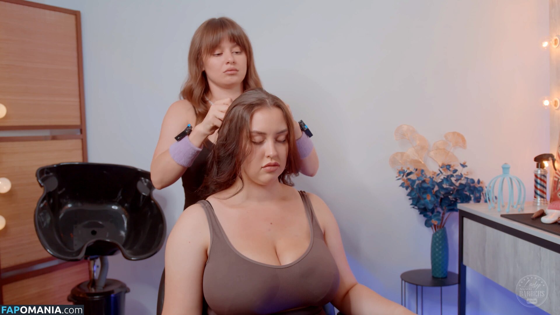 Lady Barbers Asmr / asmrladybarbers Desnudo OnlyFans  Foto filtrada #2