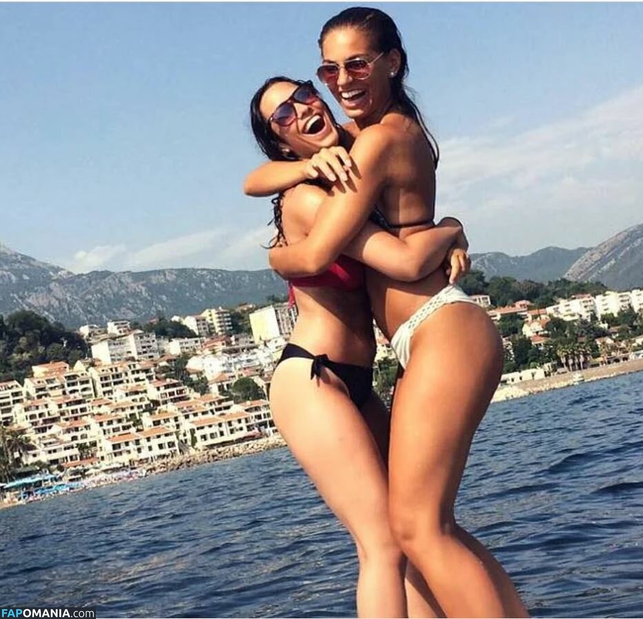 LM Reactions / LMreaction / Milena And Lola / milena.lola Desnudo OnlyFans  Foto filtrada #77