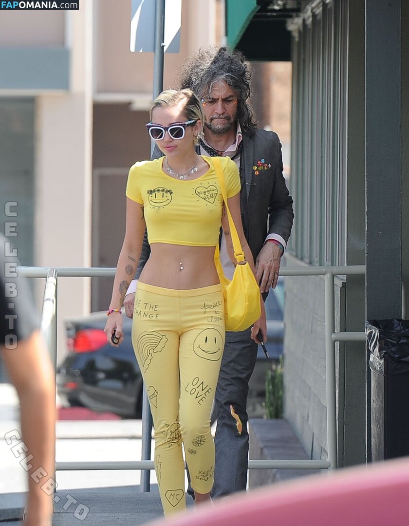 Miley Cyrus / https: / mileycyrus Desnudo OnlyFans  Foto filtrada #1