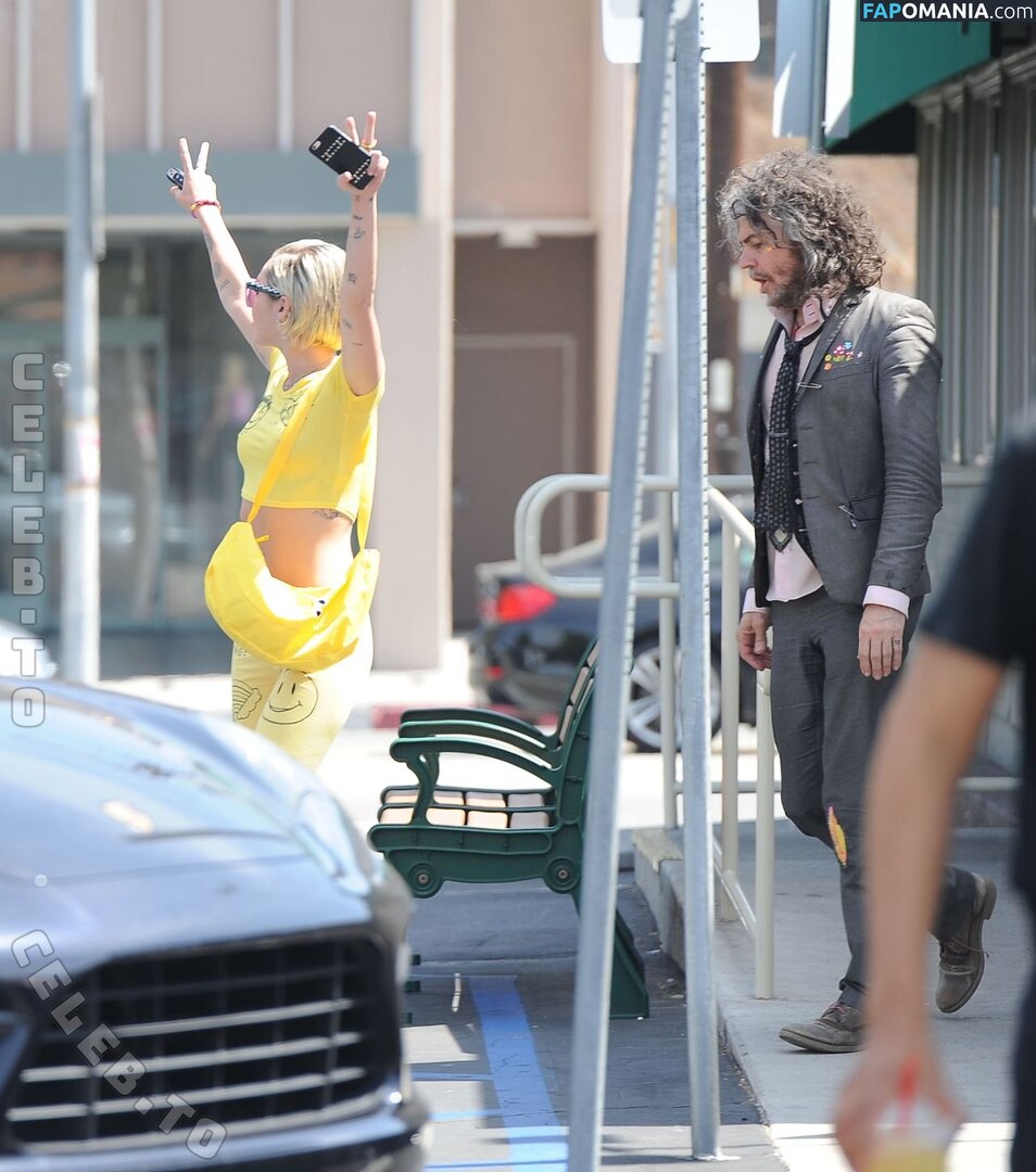Miley Cyrus / https: / mileycyrus Desnudo OnlyFans  Foto filtrada #4