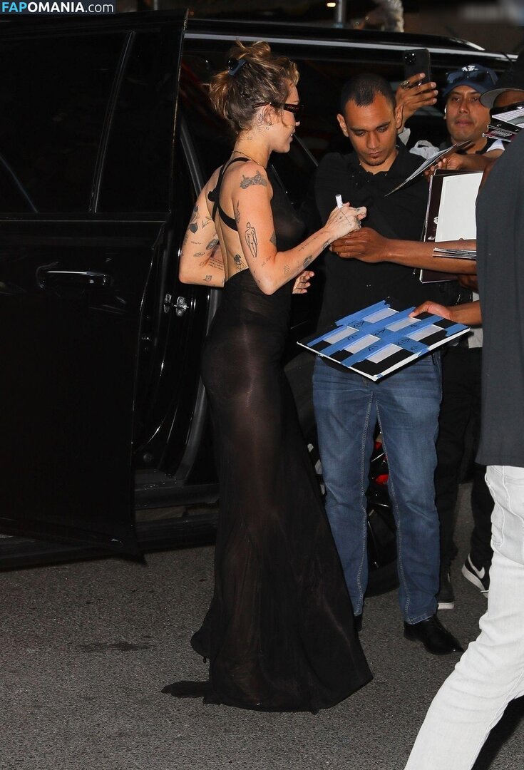 Miley Cyrus / https: / mileycyrus Desnudo OnlyFans  Foto filtrada #20